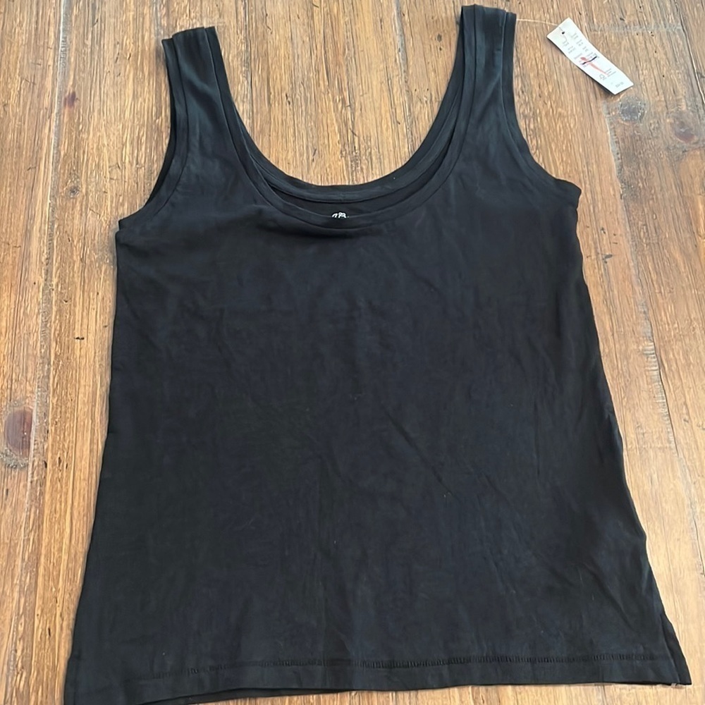𝅺J Crew black tank top.‎